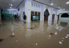 Banjir di Kota Tangerang: Warga Dirikan Dapur Umum dan Sahur Mi Instan Bersama