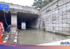 Underpass Mampang Jaksel Terendam Banjir, Kendaraan Terpaksa Dialihkan