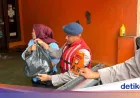 Banjir 5 Meter di Periuk Tangerang, Brimob Polda Metro Sigap Evakuasi Warga