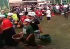 Banjir Lamongan Tak Surut, Ratusan Santri Kuras Air dengan Gayung Protes Pemerintah