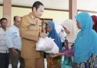 Lamongan Salurkan 54 Ton Beras dan 9.700 Paket Sembako untuk Warga Terdampak Banjir
