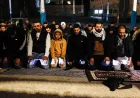 Salat di Jalanan Yerusalem: Umat Muslim Tanggapi Penutupan Masjid Al-Aqsa