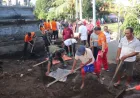 Pemkab Buleleng Gerakkan Ratusan Warga Bersihkan Material Banjir Bandang