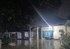 Banjir Driyorejo Gresik: 175 Rumah di Sumput Terendam, Motor Mogok di Jalan
