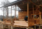 Kreativitas Warga Desa Garoga Olah Kayu Bekas Banjir Jadi Hunian Sementara