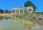 Upaya Gotong Royong Warga Perbaiki Masjid Ajaib Pasca Banjir Bandang Sumatera