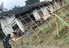 Penyintas Banjir Bandang Agam Kembali Bersihkan Rumah Sambut Lebaran