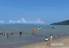 Jumlah Pengunjung Pantai Pandan Turun 50% Pascabanjir Saat Libur Lebaran 2026