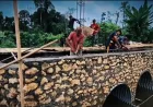 TNI Bangun Jembatan Kokoh di Desa Lolona'a Pasca Banjir, Akses Warga Kembali Lancar