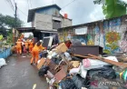 Pemkot Jaktim Angkut 25 Ton Sampah Sisa Banjir di Kramat Jati, Ini Rinciannya