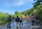Personil Gabungan Sigap Buka Jalan Longsor di Mentewe Tanah Bumbu