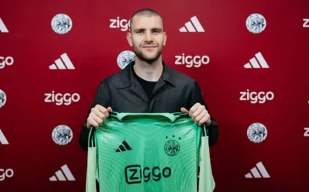 Maarten Paes Cetak Clean Sheet Perdana Bersama Ajax di Liga Belanda