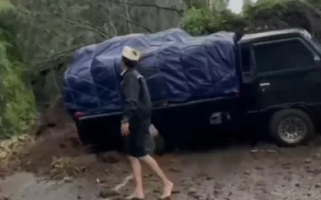 Longsor Timpa Truk hingga Terseret ke Jurang di Jalur Bromo Pasuruan, 4 Luka-Luka