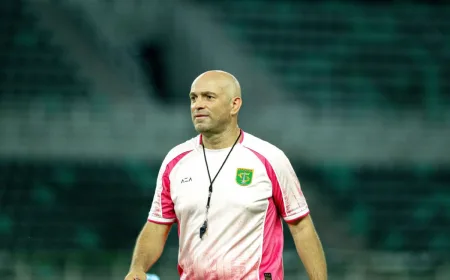 Kronologi Keributan Bernardo Tavares dan Kakang Rudianto di Akhir Laga Persebaya vs Persib