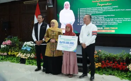 Khofifah Salurkan Bantuan Sosial Rp7,2 Miliar Perkuat Perlindungan Sosial di Lamongan