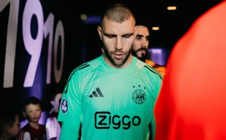 Kiper Timnas Indonesia Maarten Paes Dikritik, Lini Belakang Ajax Dinilai Kurang Aman