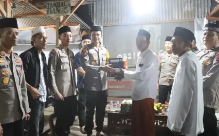 Polres Probolinggo Kota Bagikan Senter untuk Antisipasi Kejahatan Ramadan