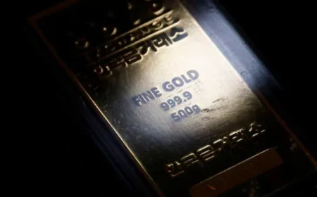 Harga Emas Ambruk Lebih dari 1% Usai Dolar AS Menguat Tajam