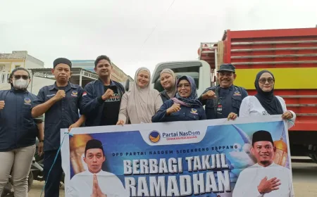 NasDem Sidrap Tebar Takjil di Tanru Tedong, Ketua dan Legislator Turun Langsung