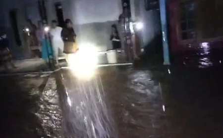 Banjir Luapan Sungai Rendam Sejumlah Wilayah di Situbondo Malam Ini