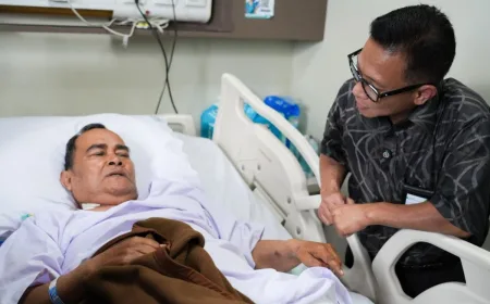 Dirut BPJS Ketenagakerjaan Jenguk Peserta Kecelakaan di RS EMC Bekasi