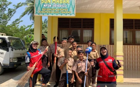 PMI Aceh Tamiang Salurkan Alat Kebersihan untuk Sekolah Terdampak Banjir