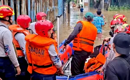 Banjir Cipinang Melayu Capai 1,5 Meter, 12 Warga Dievakuasi Termasuk Lansia dan Bayi