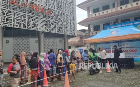 UBSI Jatiwaringin Tanamkan Karakter Sosial Lewat Program Berbagi Nasi Box Ramadhan