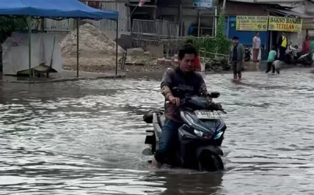 Banjir Jalan Gempol Raya Kunciran Tangerang Belum Surut Sore Ini
