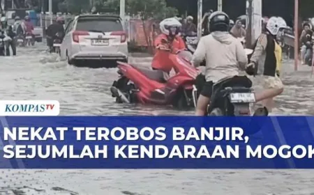 Pengendara Motor Nekat Terobos Banjir di Jalan Panjang, Mesin Mogok dan Lalu Lintas Macet