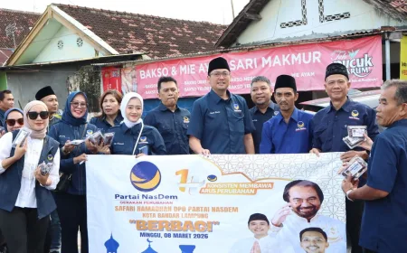 Ketua DPD NasDem Bandar Lampung Pimpin Aksi Berbagi Takjil di Lampu Merah Pengajaran