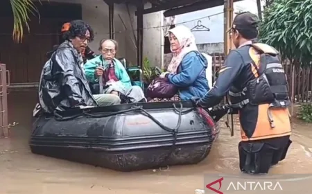 Baznas RI Evakuasi Warga Terjebak Banjir di Kembangan Jakarta Barat dengan Cepat
