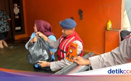 Banjir 5 Meter di Periuk Tangerang, Brimob Polda Metro Sigap Evakuasi Warga