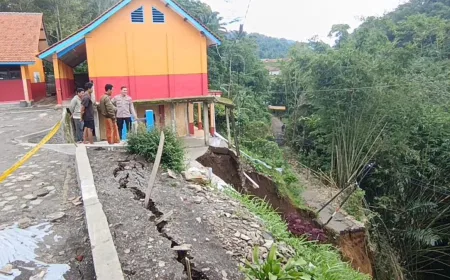 Longsor Tebing 30 Meter di Brebes Hancurkan Bangunan Sekolah dan Jalan