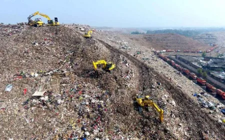 Menteri LH Tegaskan Longsor Bantargebang Alarm Serius untuk Stop Open Dumping