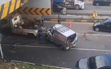 Kecelakaan Beruntun 4 Kendaraan di Tol JORR TB Simatupang, Satu Penumpang Terjepit