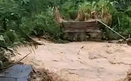 Jembatan Gantung OKU Selatan Putus Diterjang Banjir, Warga Lumpuh Total