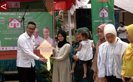 Penyintas Banjir Padang Bahagia Terima 10 Huntap Bantuan Kadin Indonesia