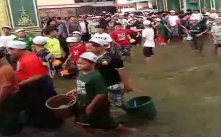 Banjir Lamongan Tak Surut, Ratusan Santri Kuras Air dengan Gayung Protes Pemerintah
