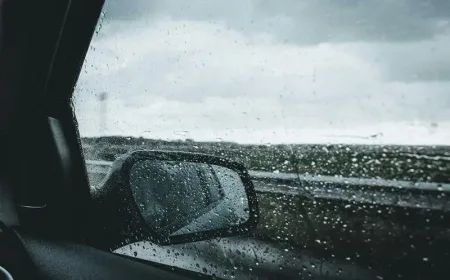 7 Tips Mengatasi Kaca Mobil Berembun Saat Hujan Deras yang Efektif
