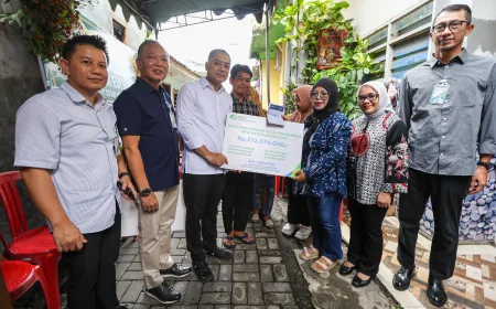 Eri Cahyadi Serahkan Santunan Rp272 Juta untuk Keluarga Pembersih Kaca Meninggal Kecelakaan