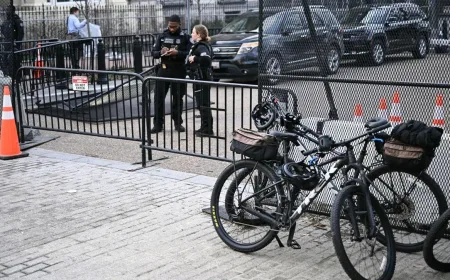 Mobil Tabrak Barikade Keamanan di Gedung Putih, Kantor Trump Terkunci