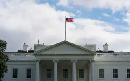 White House AS Ditutup Setelah Mobil Van Tabrak Barikade Keamanan