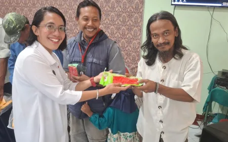 Transporter Sampah Gowongan Jogja Dapat APD untuk Cegah Penyakit Menular
