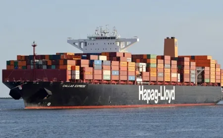 Kapal Kargo Hapag-Lloyd Terkena Pecahan Proyektil di Dekat Selat Hormuz