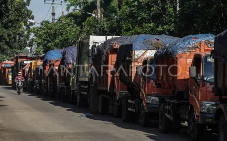 Antrean Truk Sampah 8 Km di TPST Bantargebang Akibat Longsor