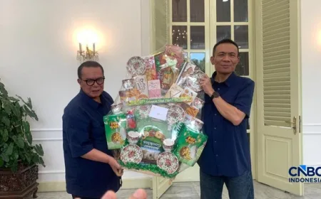 Rismon Sianipar Terima Parcel Besar Usai Audiensi dengan Wapres Gibran soal Ijazah Jokowi