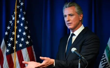 Gubernur California Gavin Newsom Tuding Trump Raup Untung Besar dari Kenaikan Harga Minyak
