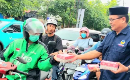 Ramadhan 2026, Partai NasDem Makassar Bagikan Takjil untuk Masyarakat