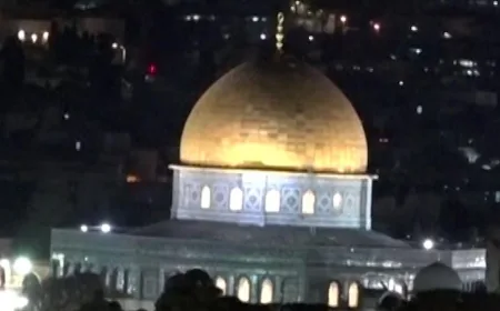 Masjid Al-Aqsa Ditutup Israel, Warga Palestina Salat Tarawih di Jalanan Yerusalem